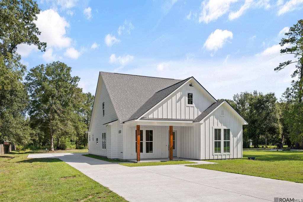 12079 Pendarvis Ln, Walker, LA 70785