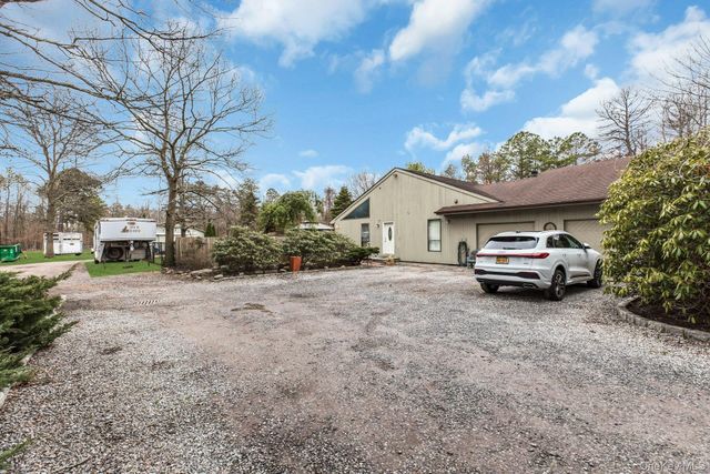 4 Christine Lane, Manorville, NY 11949