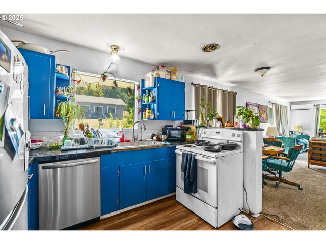 1623 S 11TH St, Cottage Grove, OR 97424