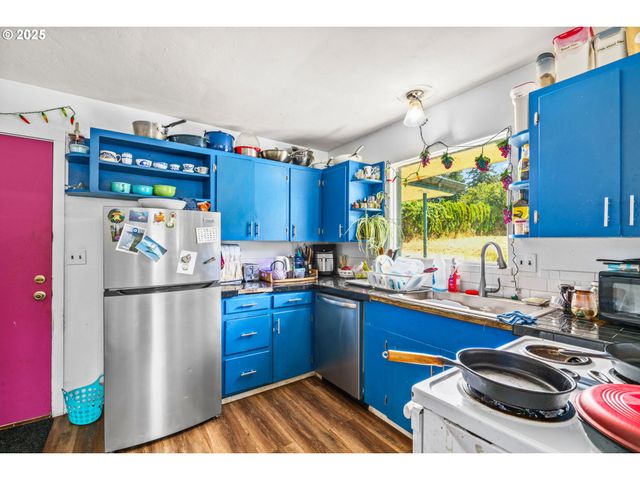 1623 S 11TH St, Cottage Grove, OR 97424