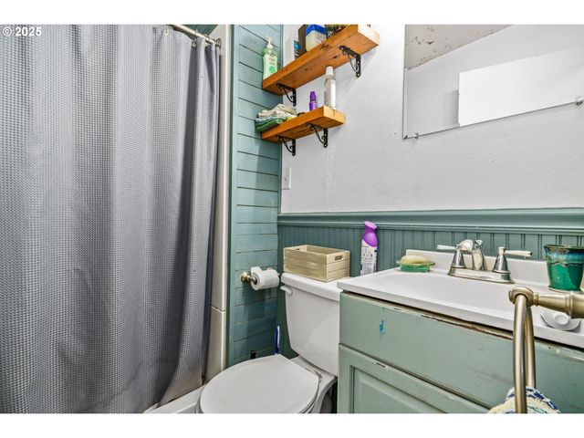 1623 S 11TH St, Cottage Grove, OR 97424