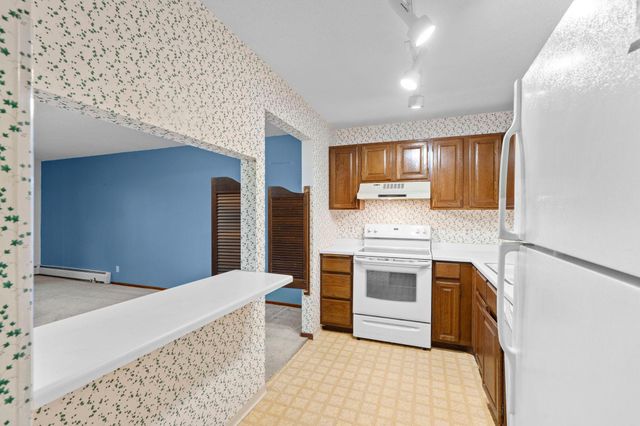 10451 Greenbrier Road B103, Hopkins, MN 55305