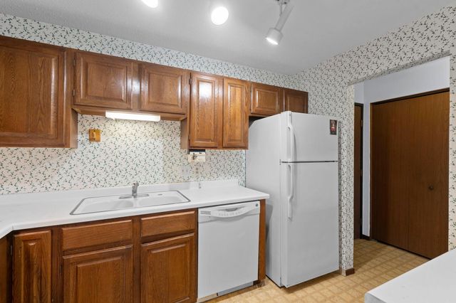 10451 Greenbrier Road B103, Hopkins, MN 55305