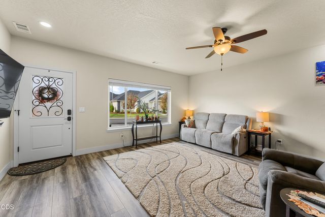 983 SW Blackberry Lane, Grants Pass, OR 97527