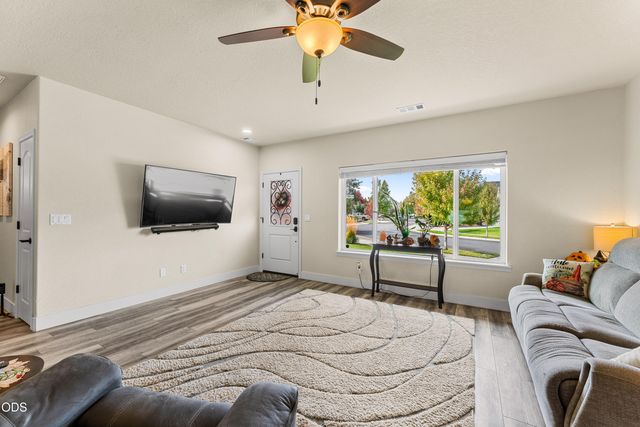 983 SW Blackberry Lane, Grants Pass, OR 97527