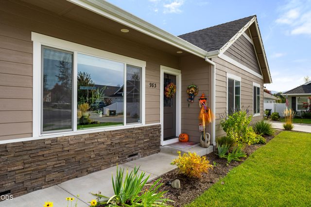 983 SW Blackberry Lane, Grants Pass, OR 97527