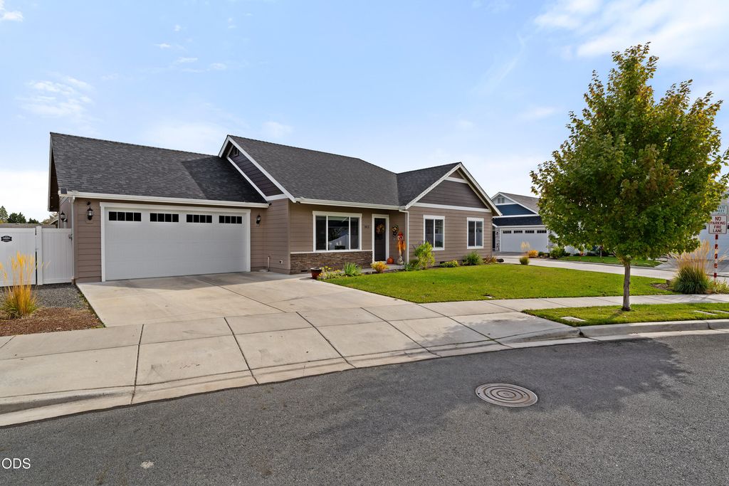 983 SW Blackberry Lane, Grants Pass, OR 97527
