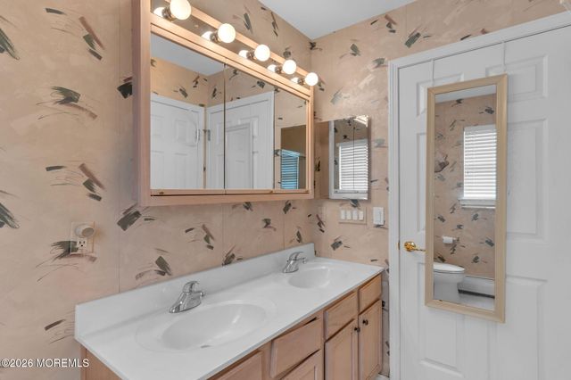 5 Round Valley Lane, Lakewood, NJ 08701
