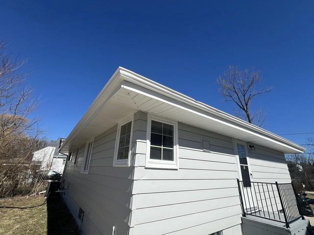 6827 N 44th STREET, Milwaukee, WI 53223