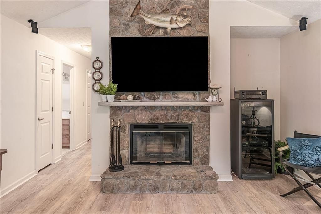 Image 10 of property listing at 3430 Lakeside Lane, Cumming, GA 30040