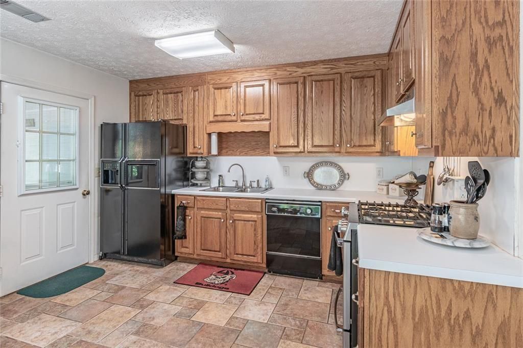 Image 14 of property listing at 3430 Lakeside Lane, Cumming, GA 30040