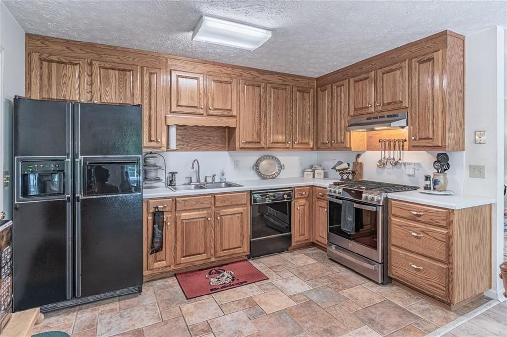 Image 15 of property listing at 3430 Lakeside Lane, Cumming, GA 30040