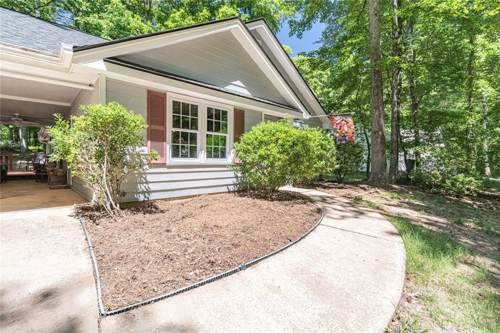 Image 4 of property listing at 3430 Lakeside Lane, Cumming, GA 30040