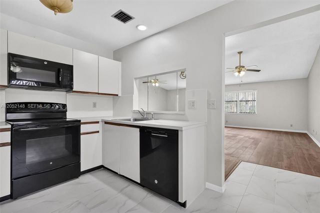 7626 Tahiti Ln 204, Lake Worth, FL 33467