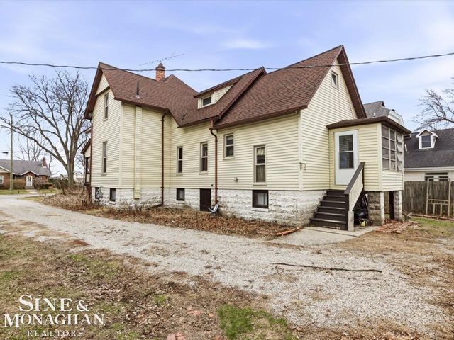 1713 St Clair River Drive, Algonac, MI 48001