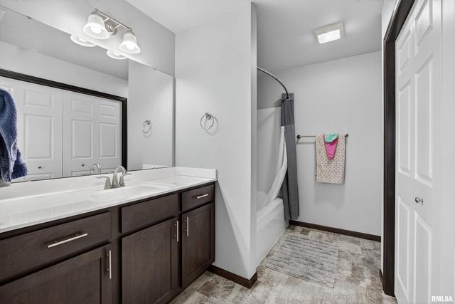 300 E FRANKLIN Street 203, Eldridge, IA 52748