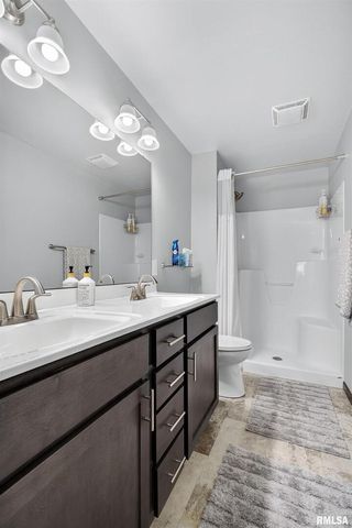 300 E FRANKLIN Street 203, Eldridge, IA 52748