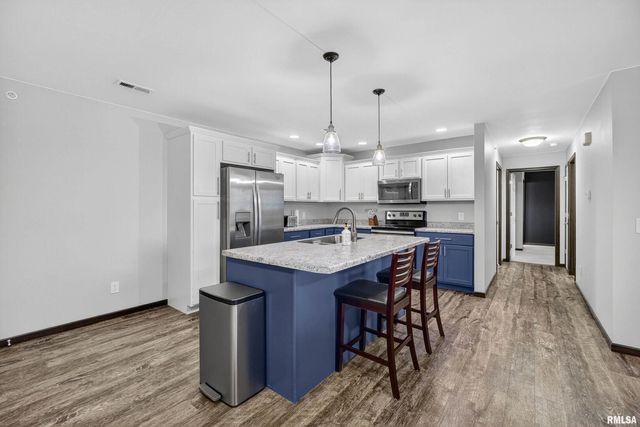 300 E FRANKLIN Street 203, Eldridge, IA 52748