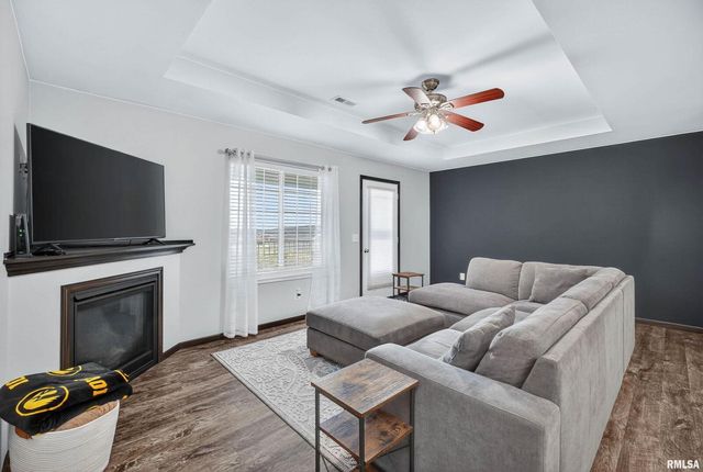 300 E FRANKLIN Street 203, Eldridge, IA 52748