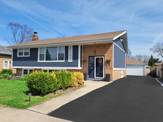 10817 S Oak Park Avenue, Worth, IL 60482