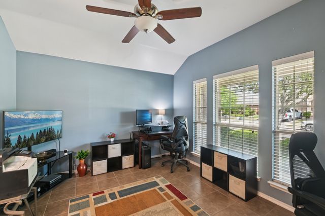 2002 Carriage Road, Heartland, TX 75126