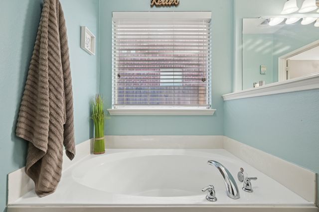 2002 Carriage Road, Heartland, TX 75126