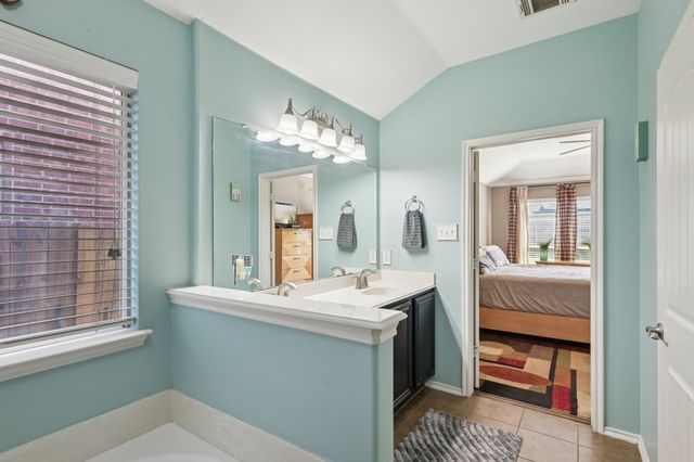 2002 Carriage Road, Heartland, TX 75126