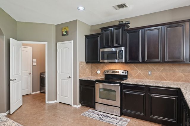 2002 Carriage Road, Heartland, TX 75126