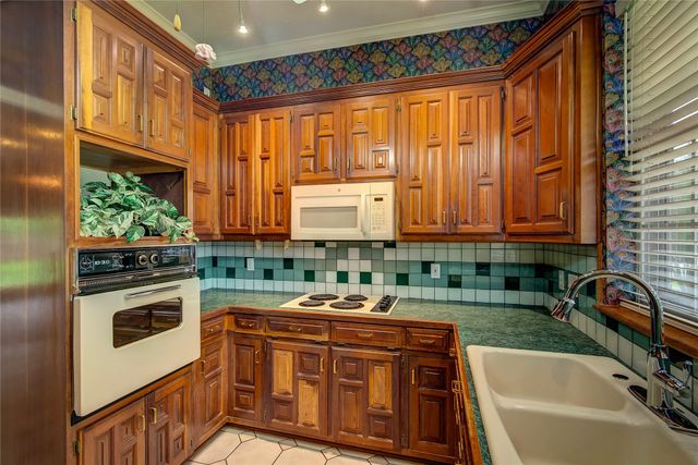 900 River Oaks Drive, Greenville, TX 75402