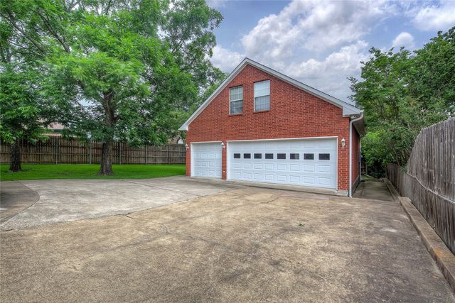 900 River Oaks Drive, Greenville, TX 75402