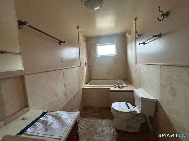 17 Comstock Avenue, Waterford, CT 06382