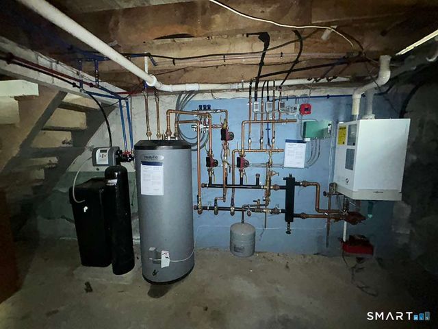 17 Comstock Avenue, Waterford, CT 06382