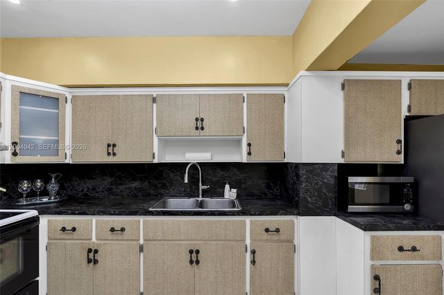 3694 NW 20th St, Miami, FL 33142