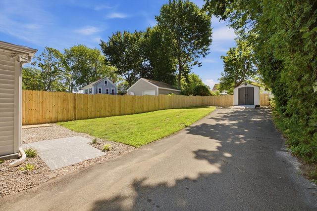 225 Mount Pleasant St, Fall River, MA 02720