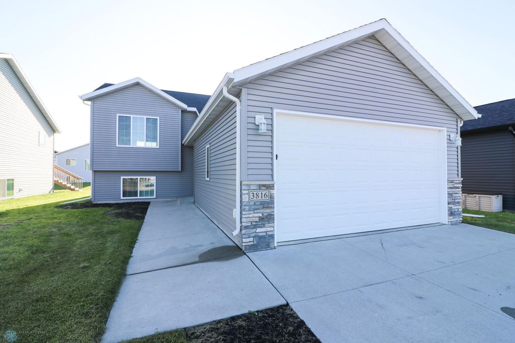 3816 31st Street S, Moorhead, MN 56560