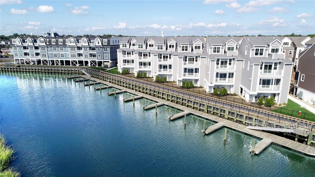 526 Marina Pointe Drive 526, East Rockaway, NY 11518