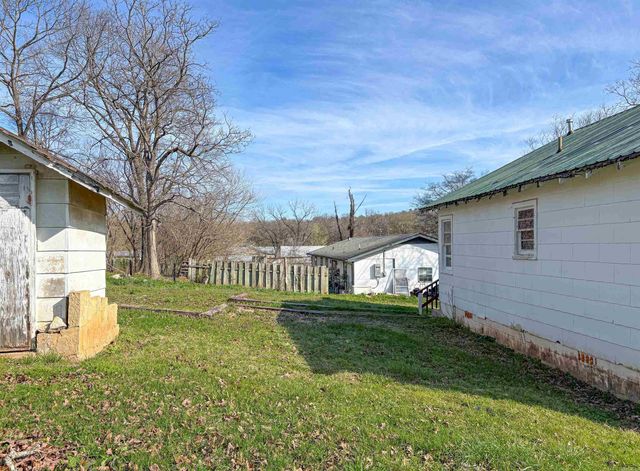 408 Estes Street, Yellville, AR 72687