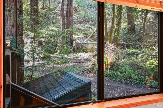 9 Huckleberry Hts, Cazadero, CA 95421