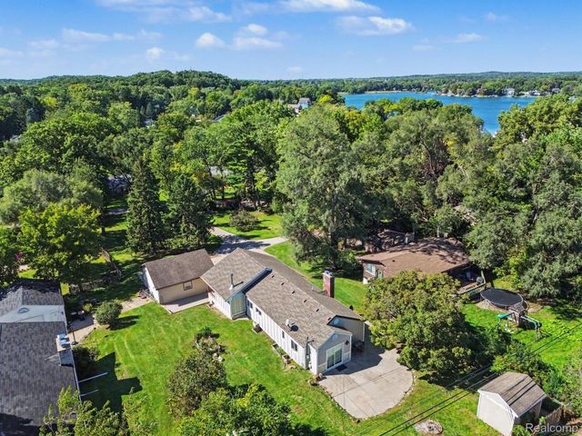 3566 Lotus Drive, Waterford Charter Township, MI 48329