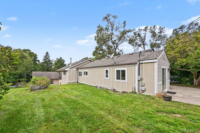 3566 Lotus Drive, Waterford Charter Township, MI 48329