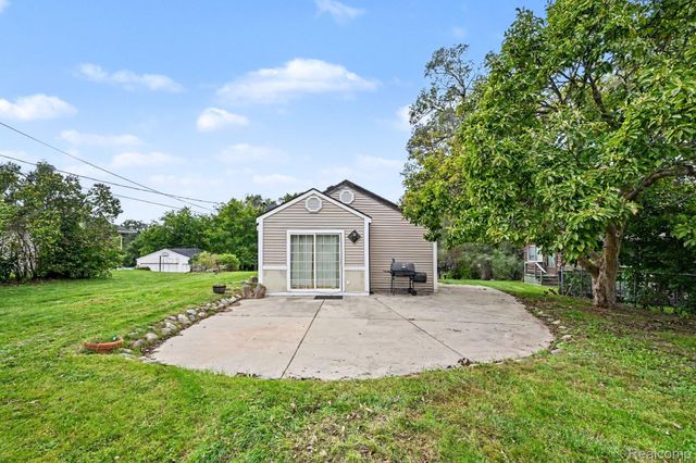 3566 Lotus Drive, Waterford Charter Township, MI 48329