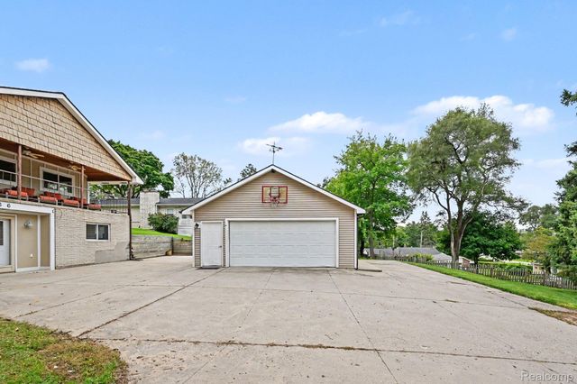 3566 Lotus Drive, Waterford Charter Township, MI 48329