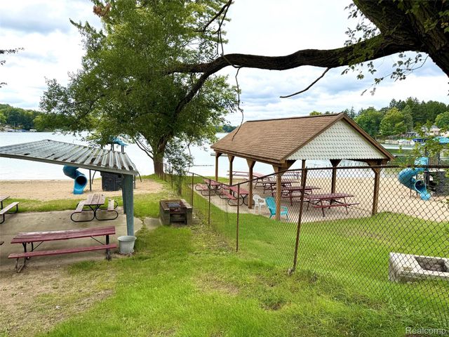 3566 Lotus Drive, Waterford Charter Township, MI 48329