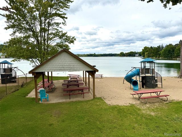 3566 Lotus Drive, Waterford Charter Township, MI 48329