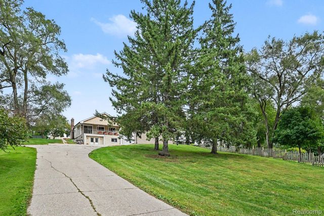 3566 Lotus Drive, Waterford Charter Township, MI 48329
