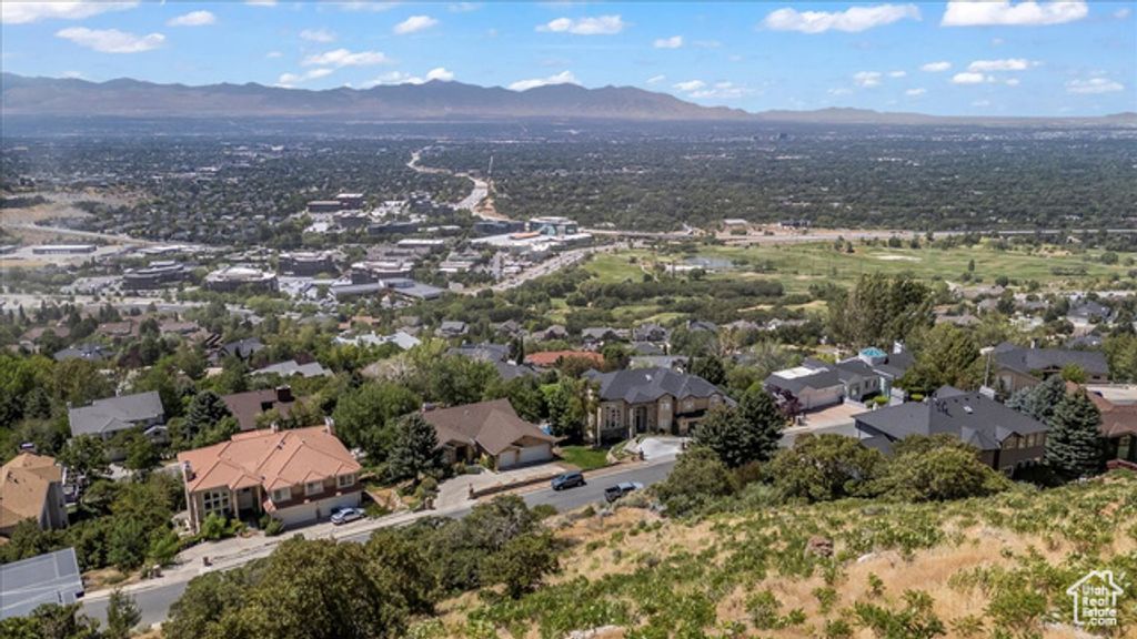 Image 6 of property listing at 6393 S CREST MOUNT CIR, Holladay, UT 84121