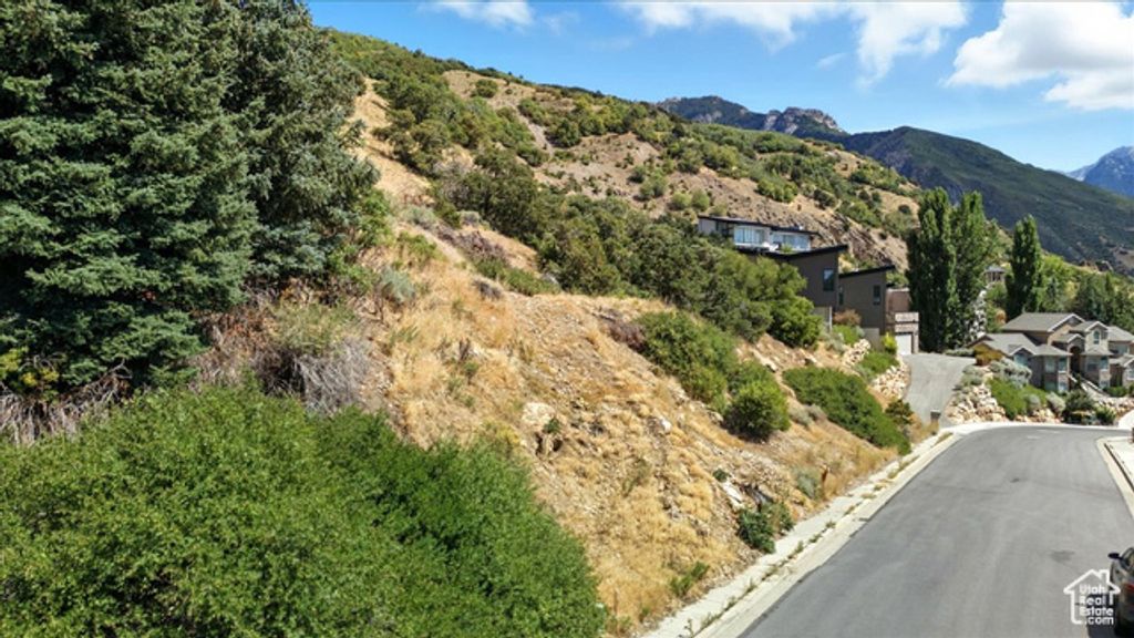 Image 7 of property listing at 6393 S CREST MOUNT CIR, Holladay, UT 84121