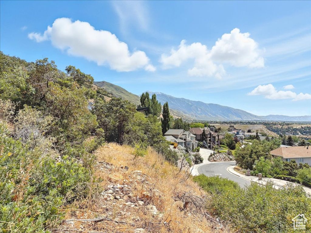 Image 8 of property listing at 6393 S CREST MOUNT CIR, Holladay, UT 84121