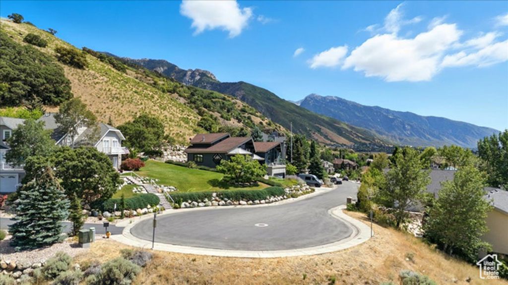 Image 9 of property listing at 6393 S CREST MOUNT CIR, Holladay, UT 84121