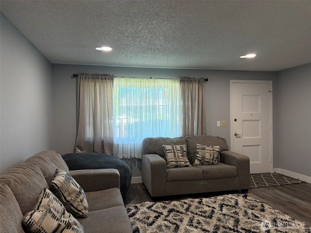 1008 S 80th Street, Tacoma, WA 98408